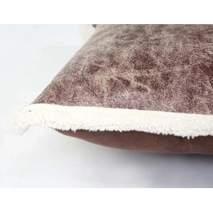 Braunes Deko-Kissen aus Wildlederimitat mit flauschigem, cremefarbenem Fellimitat-Rand, 45x45cm.