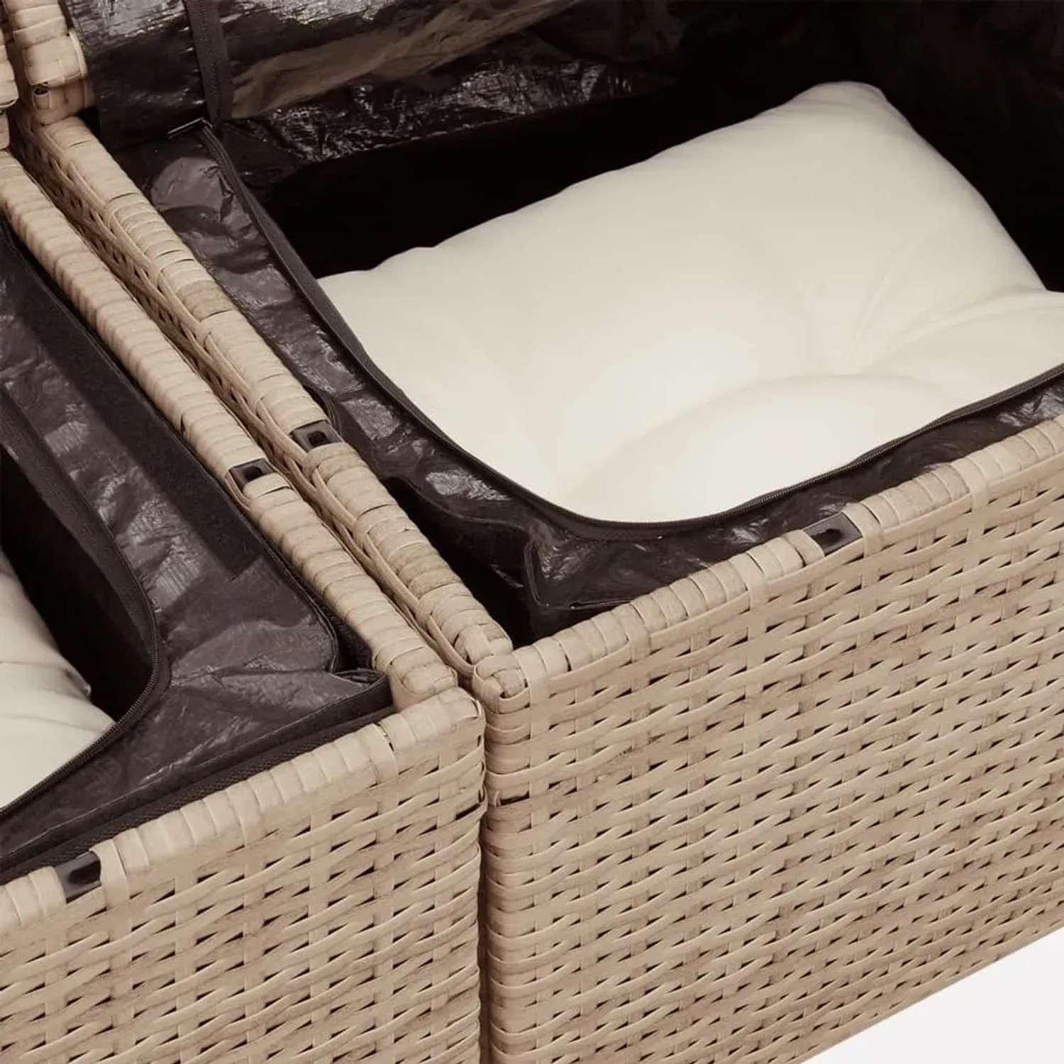 Detailansicht: Beige Poly Rattan Garten-Sofagarnitur mit Kissen und wasserfestem Stauraum.