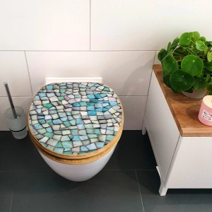 Banjado WC-Sitz aus Bambus mit blauem Mosaik-Motiv und Absenkautomatik.