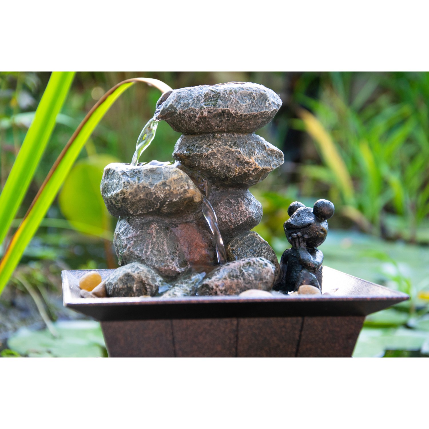 Dobar Zimmerbrunnen Kaskade Frosch in Steinoptik mit DekoSteinen