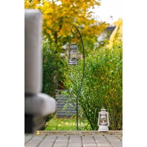 Feuerhand Laternenhalter schwarz mit Sturmlaterne im Garten. Dekorative Gartenbeleuchtung.