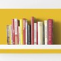 Alpina Color Lucky Yellow: Gelb gestrichene Wand mit Bücherregal und Kochbüchern.
