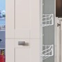 Küchenzeile: Kaschmirgrauer Apothekerschrank mit Auszug neben Kühlschrank.