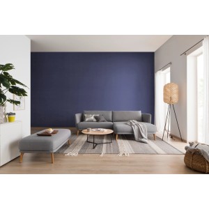 Wohnzimmer mit Wand in Schöner Wohnen Glimmerfarbe Glamorous Blue. Effektfarbe mit silbernen Glitzerpigmenten.