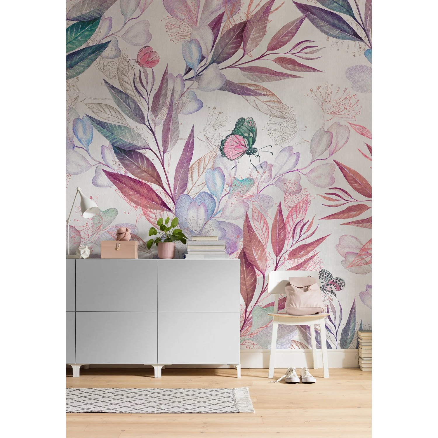 Komar Vliestapete Eucalyptus, florales Muster mit Blättern und Schmetterling, 250x250 cm.