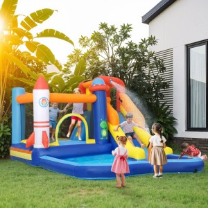 AIYAPLAY Hüpfburg mit Rutsche und Planschbecken im Garten mit spielenden Kindern.