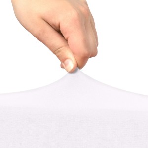 Detailaufnahme: Hand dehnt weiße Beautissu Stehtischhusse (2er Set) für Ø 70 cm Stehtische.