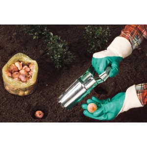 Gartenarbeit mit LUX Nitrilhandschuhen Größe S: Blumenzwiebeln setzen mit Pflanzwerkzeug.