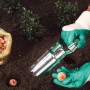 Gartenarbeit mit LUX Nitrilhandschuhen Größe S: Blumenzwiebeln setzen mit Pflanzwerkzeug.