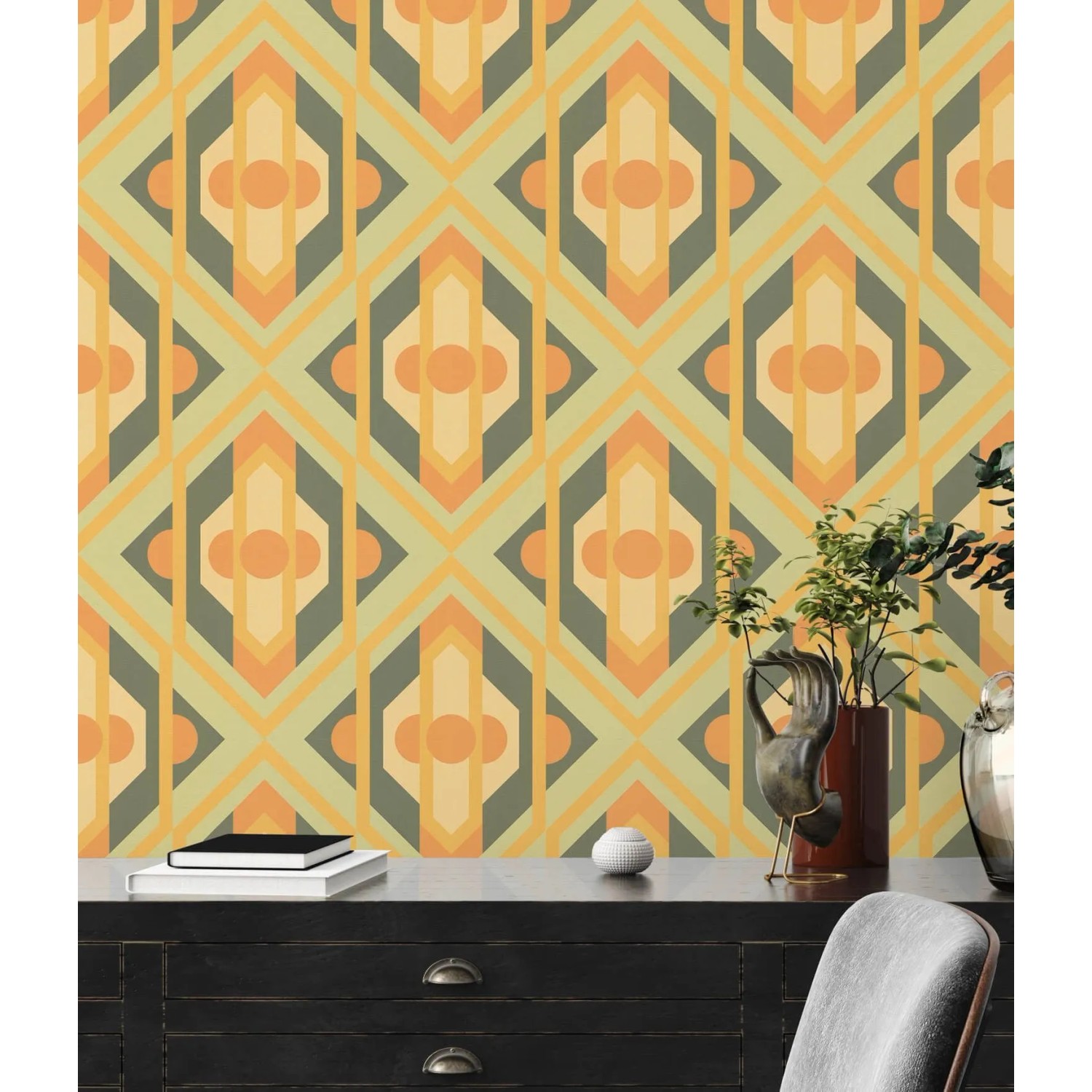 Retro Tapete mit geometrischem Rautenmuster in Grün, Gelb, Orange und Braun.