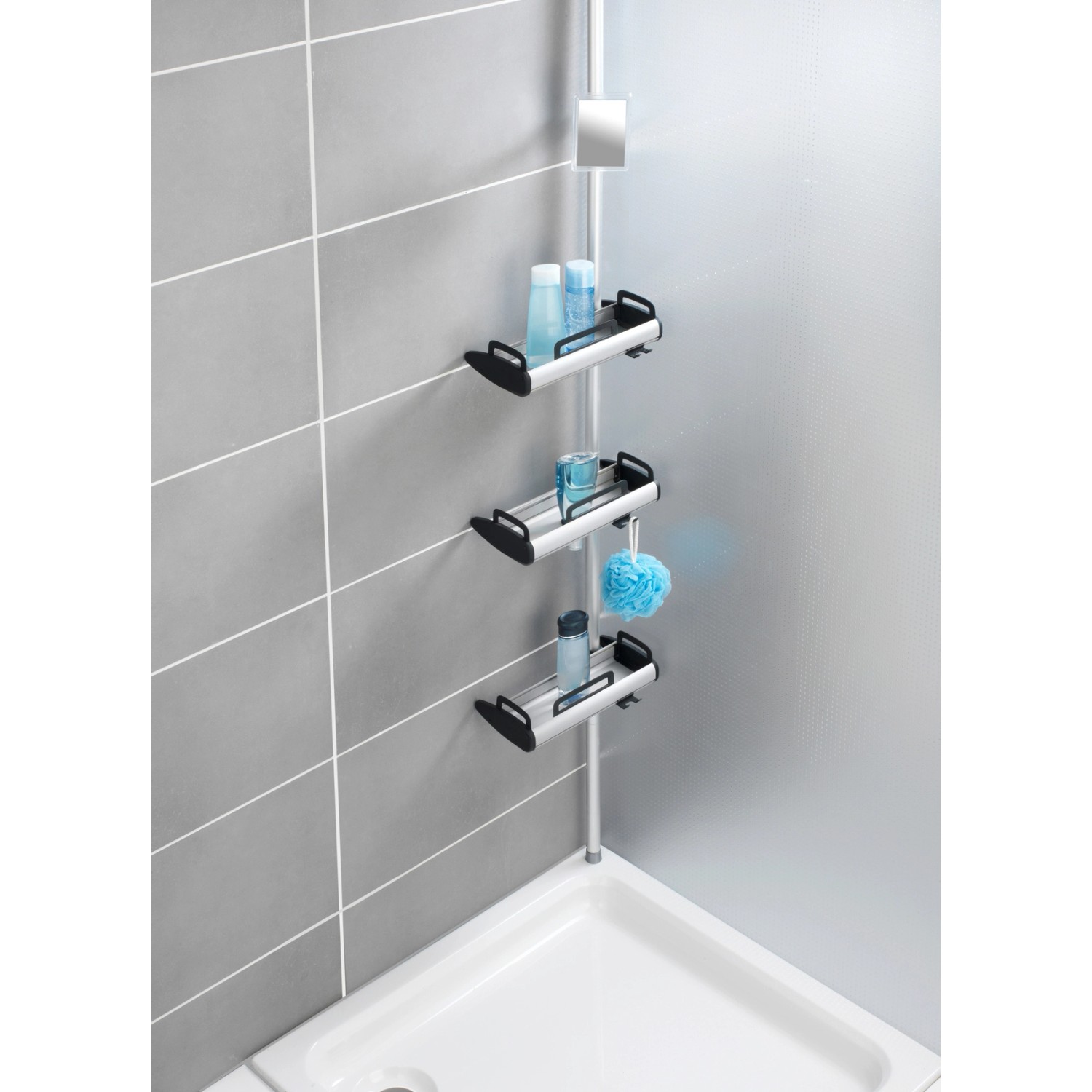Wenko Teleskop Duschregal Line aus Aluminium mit drei Ablagen in Dusche.