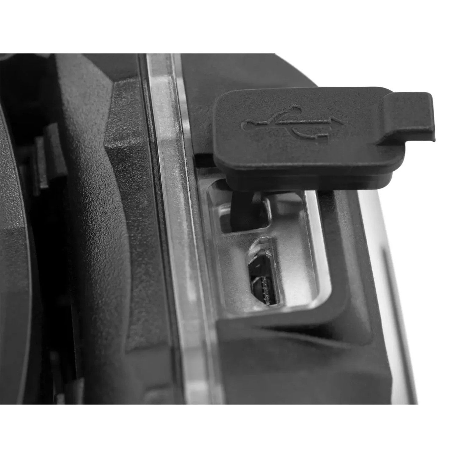 Detailaufnahme: USB-Anschluss der Westfalia LED Sensor-Kopfleuchte zum Aufladen des Akkus.