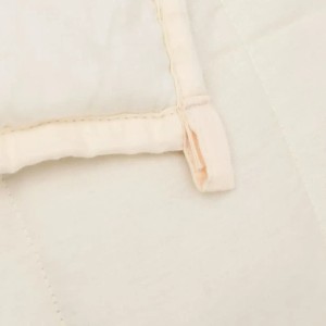 Detailansicht der hellcreme vidaXL Gewichtsdecke (155x220 cm, 7 kg) mit gestepptem Muster und Schlaufe.