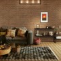 Ledvance Wandlampe Decor Nairobi, schwarz, 17 cm, im Wohnraum mit Backsteinwand.