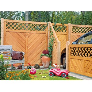 T&J Sichtschutzzaun Skagen aus Lärche, 180x180 cm, mit Lattenmuster und Gartenszene.