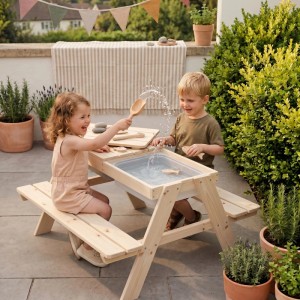 Zwei Kinder spielen fröhlich an roba Kindersitzgarnitur aus Naturholz mit Spielwannen im Garten. Ideal für Outdoor Sand- & Wasserspiele.