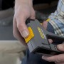 Stanley FatMax TR75 Handtacker in Verwendung, geeignet für Klammern, Nägel und Stifte.