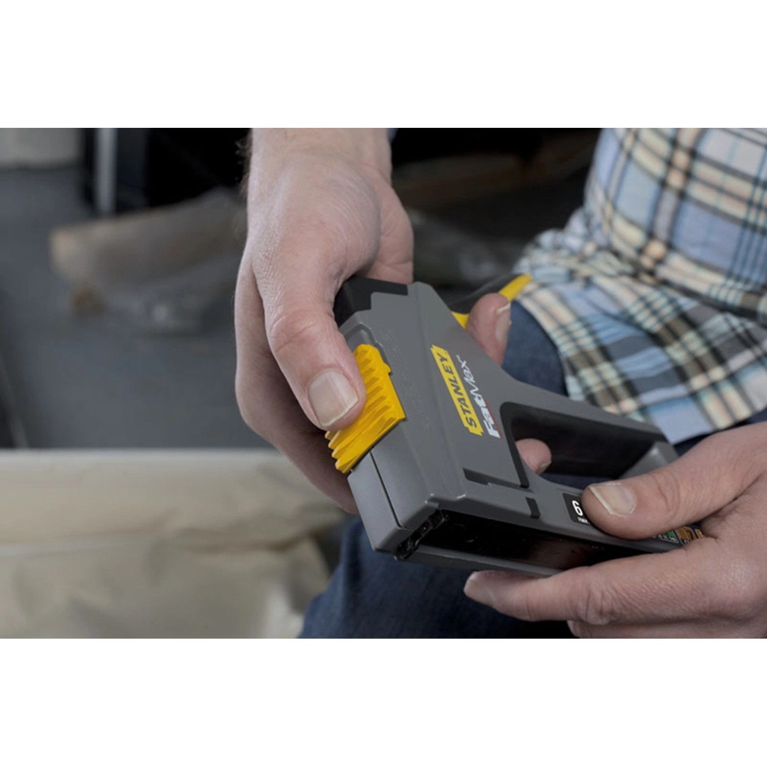 Stanley FatMax TR75 Handtacker in Verwendung, geeignet für Klammern, Nägel und Stifte.