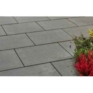 Dunkelgraue Kann Terrassenplatten Casavera, kugelgestrahlt, 60x40 cm, verlegt im Garten.