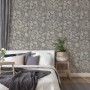 Graue A.S. Création Vliestapete mit Bruchsteinmauer-Design im Schlafzimmer.