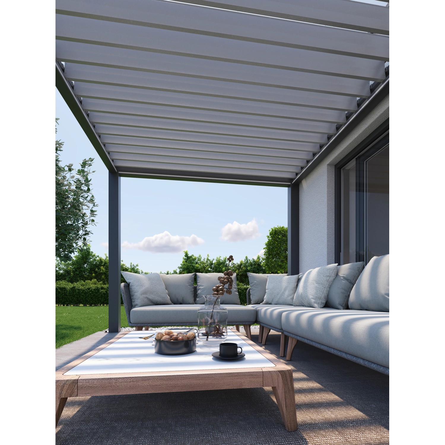 Biohort Pergola in Dunkelgrau/Silber-Metallic mit Lamellendach und Sitzgruppe auf der Terrasse.