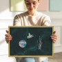 Magnettafel mit Marmor-Print und Goldrahmen, gehalten von einer Person. Pinnwand für Notizen und Magnete.