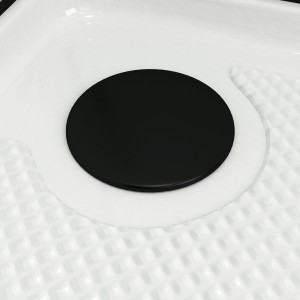 Detailaufnahme: Schwarze Ablaufgarnitur der Aurlane Komplettduschkabine auf weißer Duschwanne.