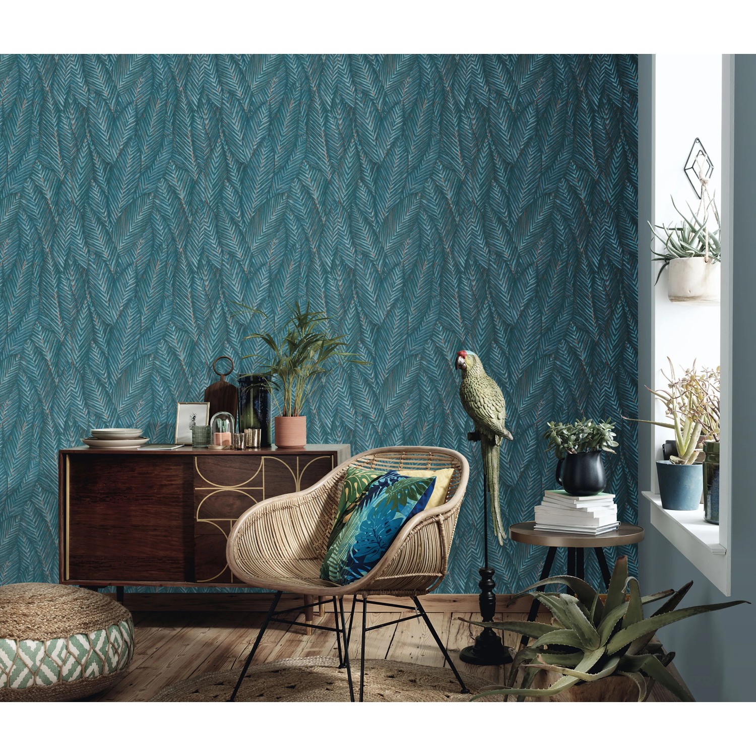 Erismann Vliestapete Martinique Retreat blau mit Blätterstruktur im Wohnraum.