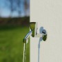 Chrom Auslaufventil mit Haubengriff, 21 mm Anschluss, Wasser läuft.