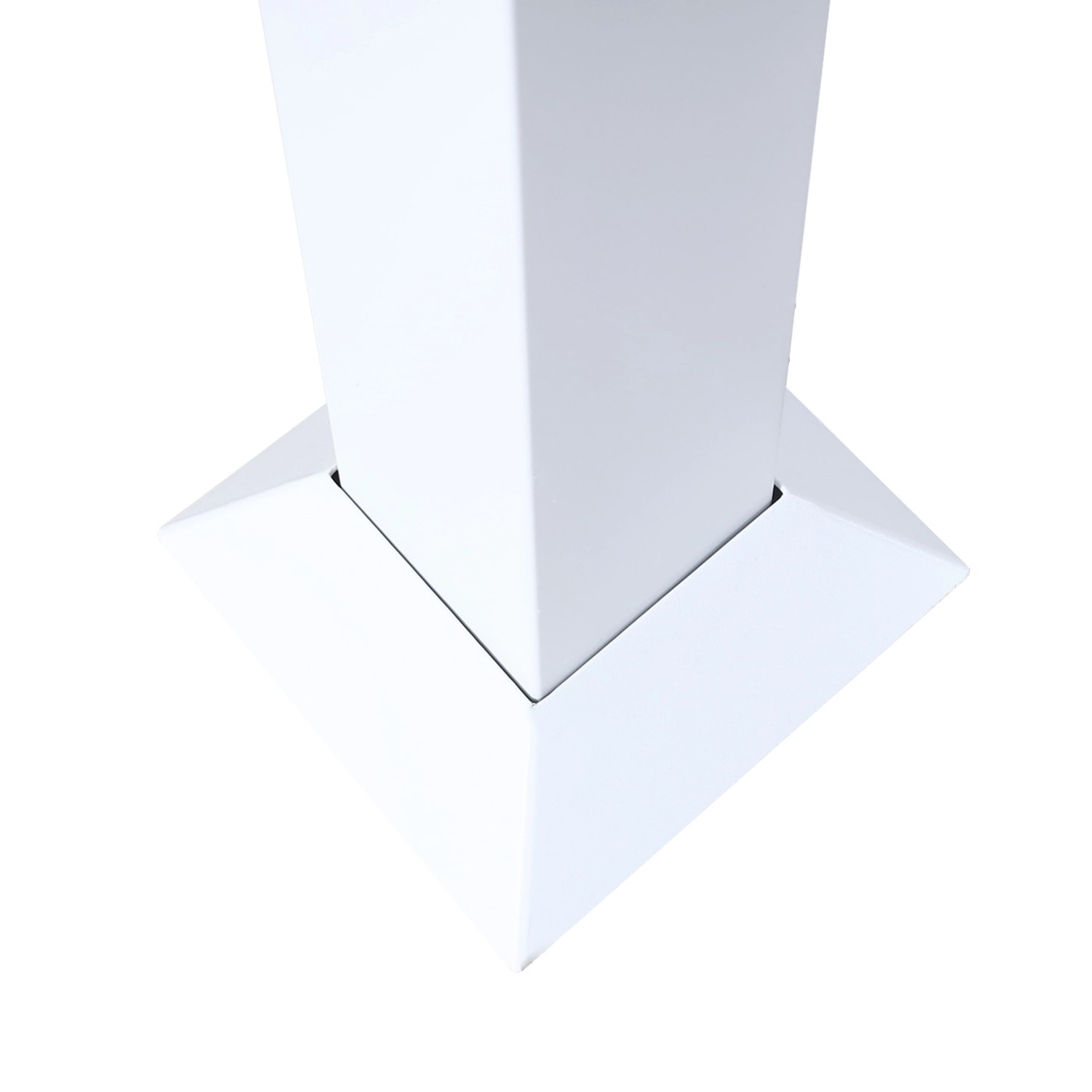 Detailaufnahme: Weißer Pfostenfuß der MCW Alu Pergola 3x6m mit Seitenwand.