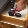 LUX Winkelbohrkopf 360 Grad im Einsatz beim Schrauben in einer Schublade.