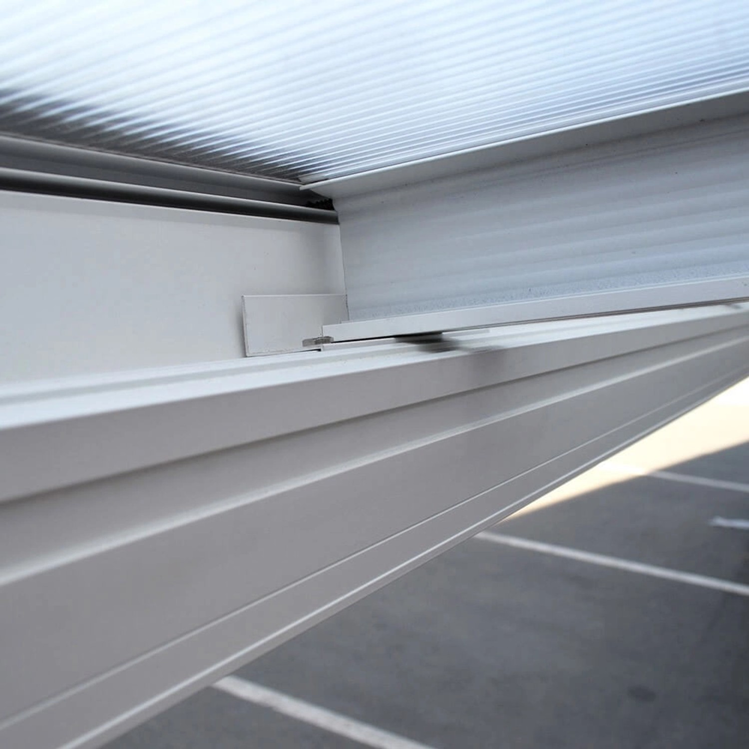 Detailansicht der weißen Home Deluxe Terrassenüberdachung Solis aus Aluminium mit Hohlkammerplatten.