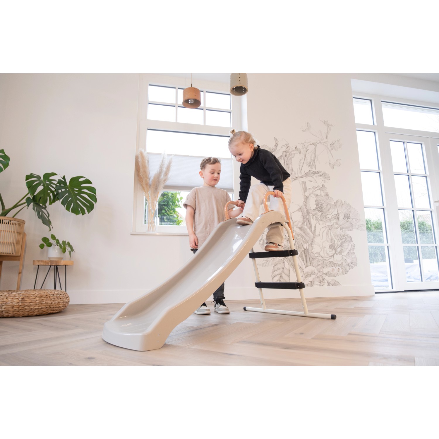 Exit Rutsche My First Slide in Pastell mit zwei Kindern beim Spielen im Innenbereich.