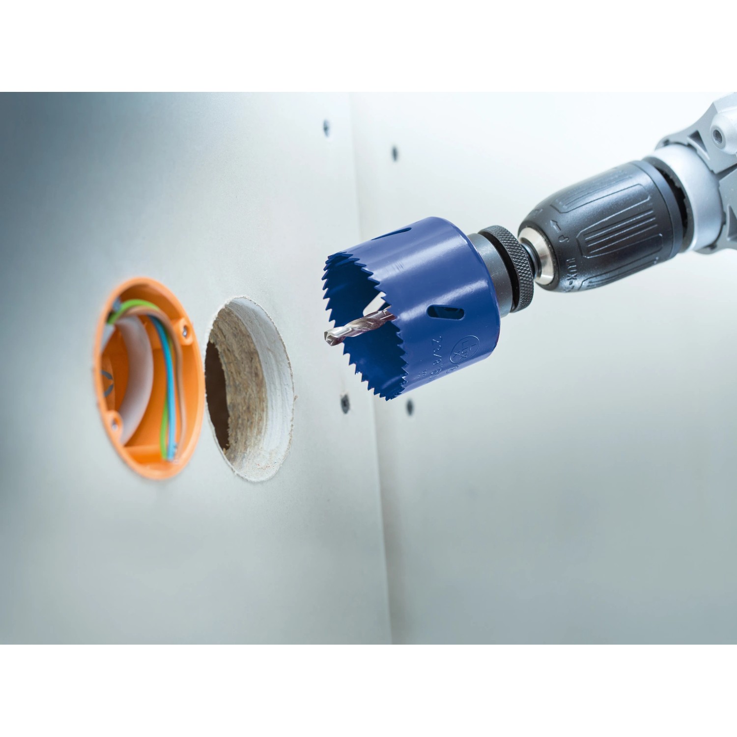 LUX-TOOLS Lochsäge 68 mm im Einsatz an einer Bohrmaschine beim Bohren eines Lochs.