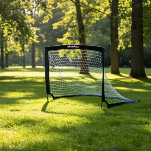 Schwarzes faltbares Fußballtor (2er Set) auf grünem Rasen. Ideal für Garten & Sport. Robustes Pop-up Tor für Kinder & Erwachsene.