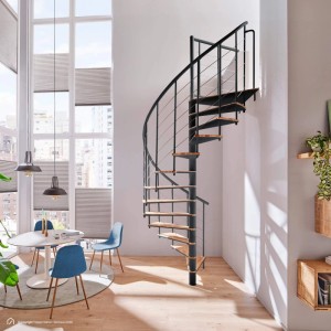 Moderne Intercon Wendeltreppe Select 140 cm mit Lava-Anthrazit Metall und Buche Natur Stufen in hellem Wohnraum.