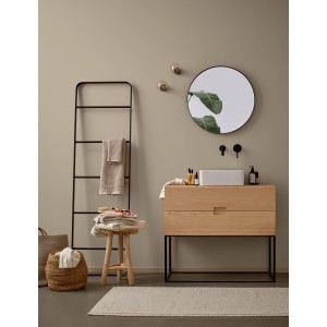 Badezimmer in Graubeige mit Alpina Wandfarbe, Waschtisch, Spiegel und Deko.