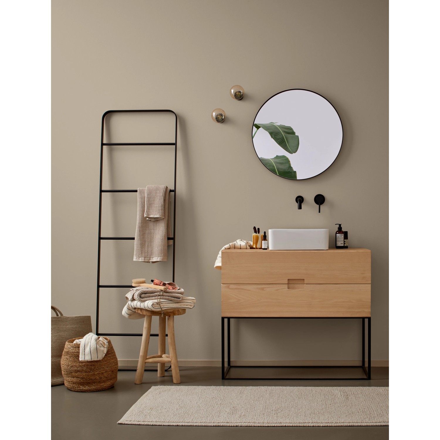 Badezimmer in Graubeige mit Alpina Wandfarbe, Waschtisch, Spiegel und Deko.