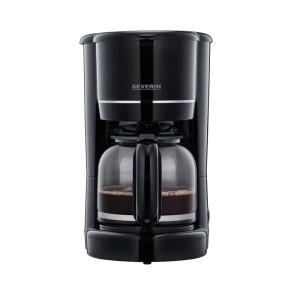 Schwarze Severin Filterkaffeemaschine KA 4320 mit Glaskanne, gefüllt mit Kaffee. Praktisches Küchenkleingerät.