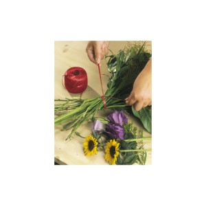 Roter Kunstbast zum Binden eines Blumenstraußes, Rolle mit 400 m Länge.