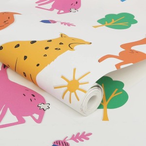 Joules Vliestapete Country Critters: Tiere, Bäume und Sonne in bunten Farben auf weißem Grund.