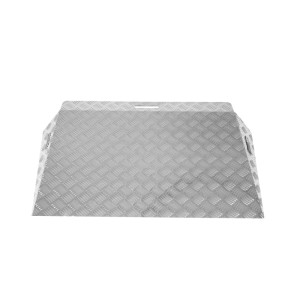 TRUTZHOLM Türschwellenrampe, 10 cm hoch, aus Aluminium mit Riffelblechstruktur.
