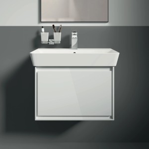Ideal Standard IOM Cube: 2 satinierte Mundgläser mit Chrom-Halterung am Waschbecken.