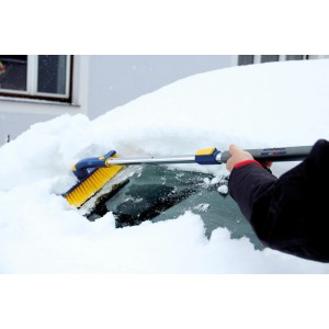 SONNECK SNOWMASTER SUV Eiskratzer mit Teleskopstiel im Einsatz zum Entfernen von Schnee vom Auto.