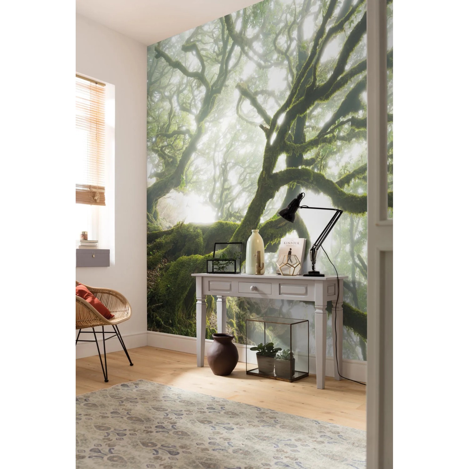 Komar Vlies Fototapete The Forgotten Forest (400x250cm) im Raum mit Tisch und Dekoration.