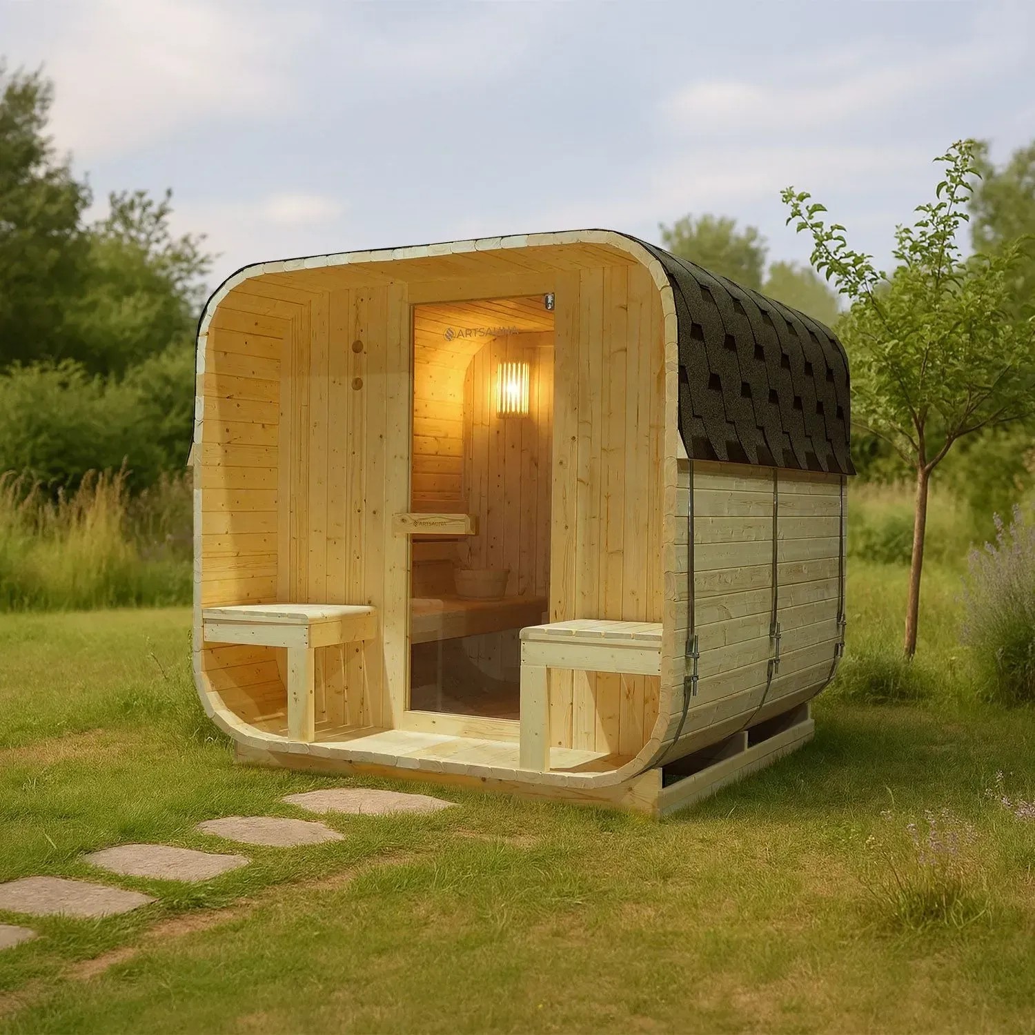 Artsauna Cube Fasssauna Nolvik XXL aus Fichte mit schwarzem Dach im Garten.