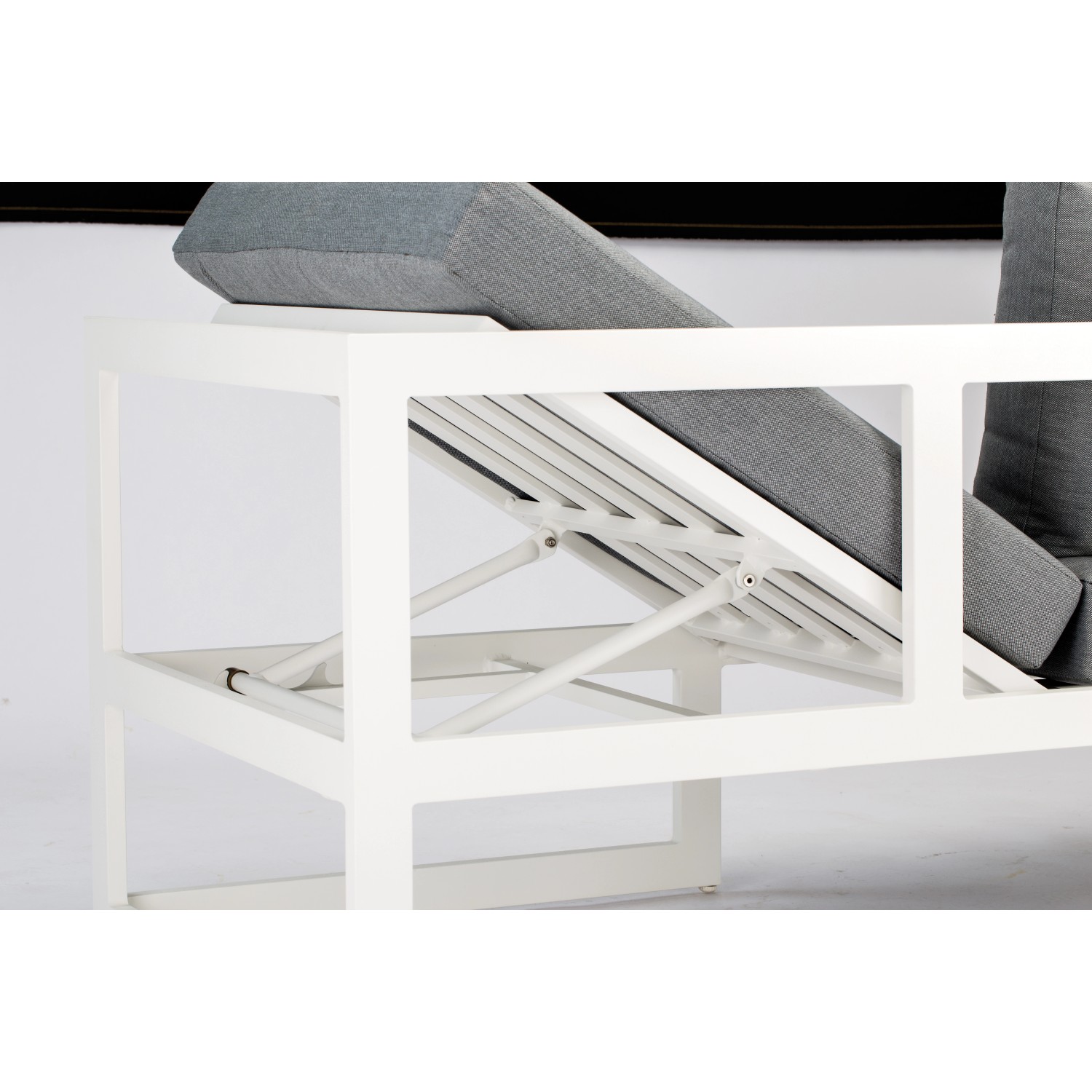 Detailansicht Lounge-Gruppe Rhodos, weißes Aluminiumgestell mit grauem Polster, verstellbare Rückenlehne.