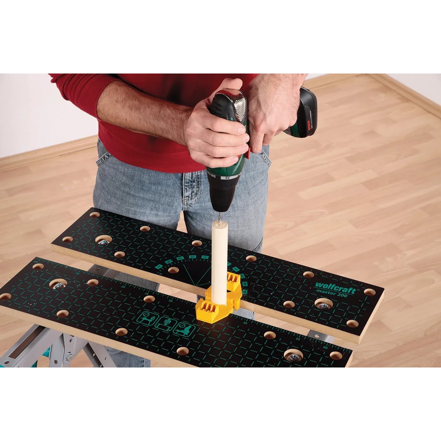 Wolfcraft Master 200 Werkbank beim Bohren eines Werkstücks.