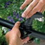 Gardena Schneidwerkzeug für Anbohrschelle in Anwendung am Rohr des Micro-Drip-Systems.