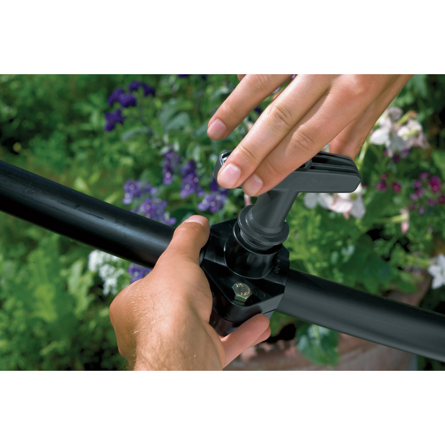 Gardena Schneidwerkzeug für Anbohrschelle in Anwendung am Rohr des Micro-Drip-Systems.